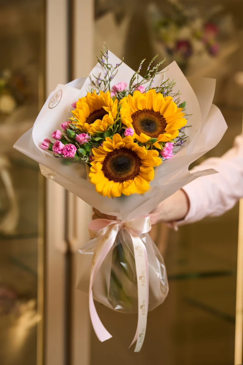 Buquê de 3 girassóis e rosas - Buquê com 3 girassóis e rosas
