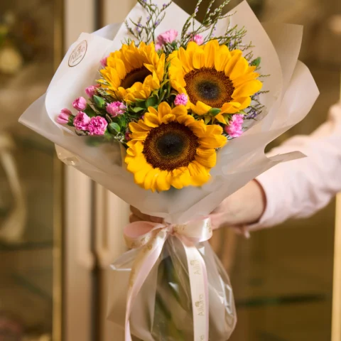 Buquê de 3 girassóis e rosas - Buquê com 3 girassóis e rosas