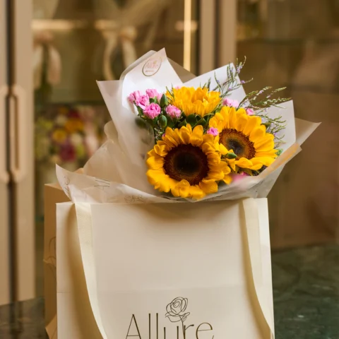 Detalhe do Buquê de 3 girassóis e rosas - Allure Floricultura Boutique