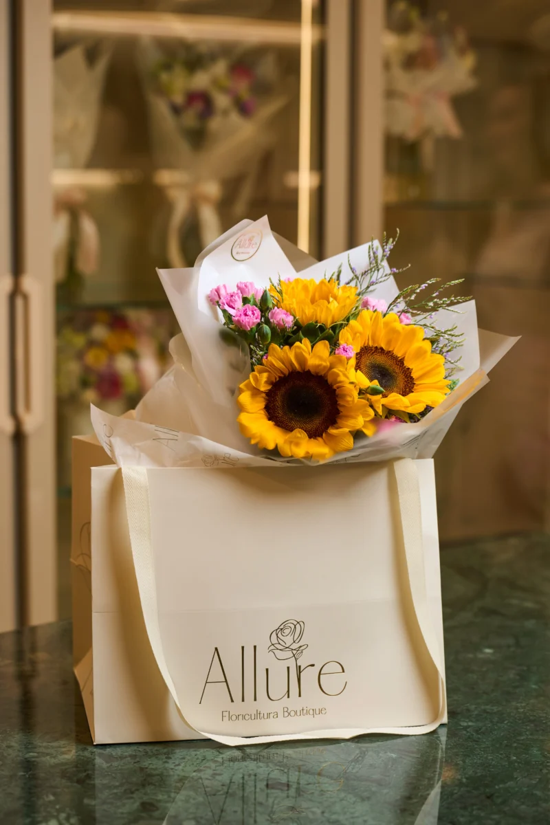 Detalhe do Buquê de 3 girassóis e rosas - Allure Floricultura Boutique