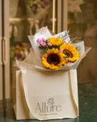 Detalhe do Buquê de 3 girassóis e rosas - Allure Floricultura Boutique