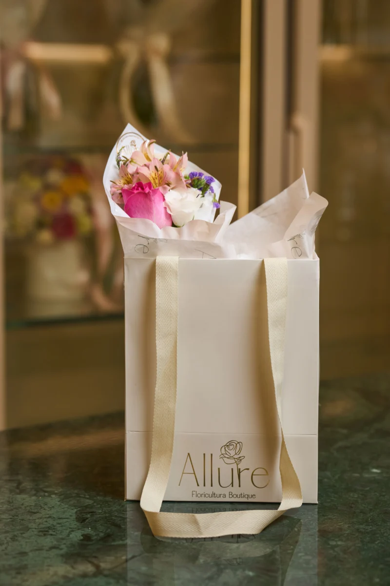 Detalhe do Mini-Ramalhete com mix de flores do dia - Allure Floricultura Boutique