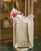 Detalhe do Mini-Ramalhete com mix de flores do dia - Allure Floricultura Boutique