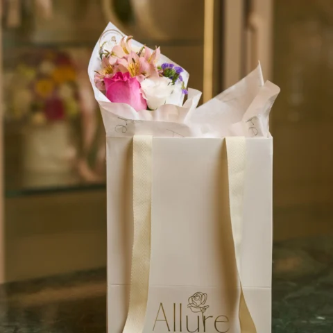 Mini-Ramalhete com mix de flores do dia - Mini-Ramalhete com três hastes de flores e folhagem em papelaria exclusiva