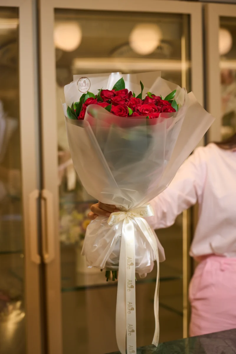 Vista alternativa do Buquê 20 Rosas Vermelhas Clássico - Allure Boutique Goiânia