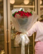 Vista alternativa do Buquê 20 Rosas Vermelhas Clássico - Allure Boutique Goiânia