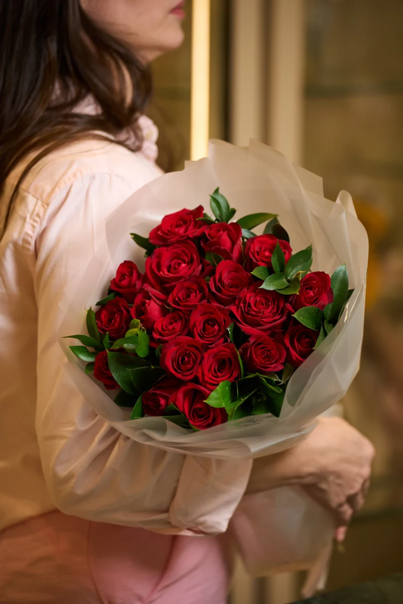 Buquê 20 Rosas Vermelhas Clássico - Buquê clássico com 20 rosas vermelhas selecionadas em formato compacto
