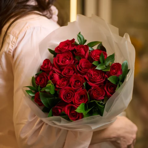 Buquê 20 Rosas Vermelhas Clássico - Buquê clássico com 20 rosas vermelhas selecionadas em formato compacto