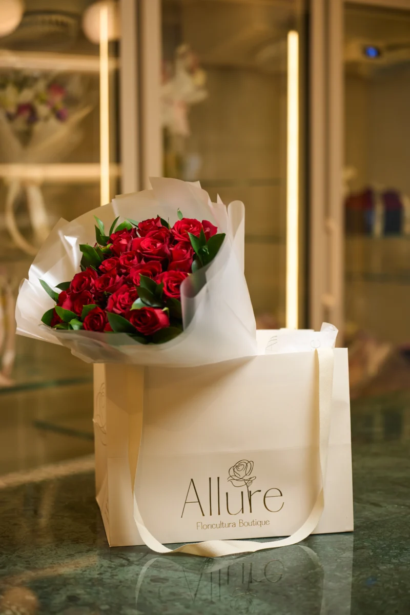 Detalhe do Buquê 20 Rosas Vermelhas Clássico - Allure Floricultura Boutique