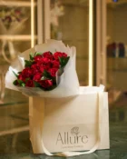 Detalhe do Buquê 20 Rosas Vermelhas Clássico - Allure Floricultura Boutique