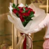 Vista alternativa do Buquê de 12 Rosas Vermelhas - Allure Boutique Goiânia