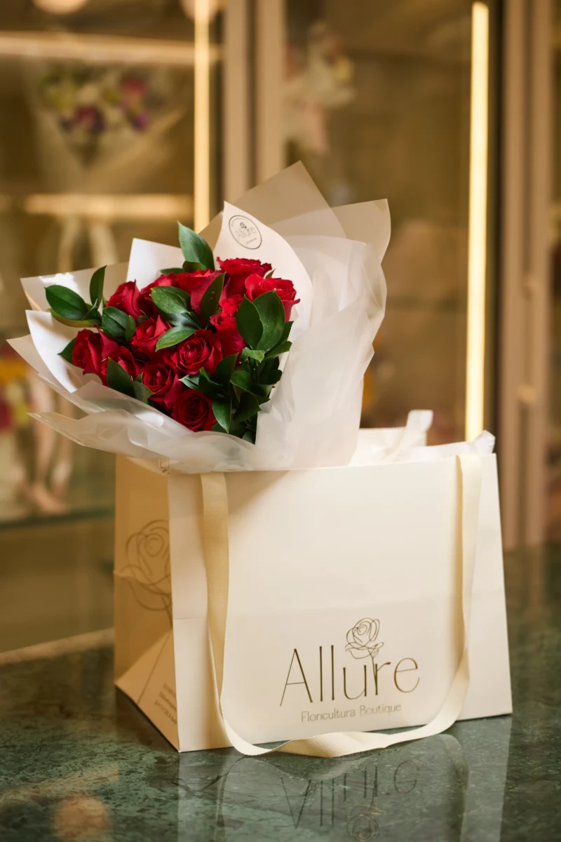 Detalhe do Buquê de 12 Rosas Vermelhas - Allure Floricultura Boutique