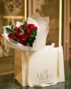 Detalhe do Buquê de 12 Rosas Vermelhas - Allure Floricultura Boutique