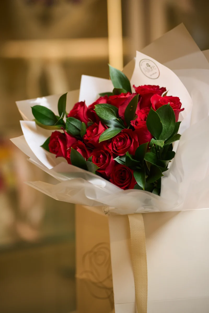 Vista alternativa do Buquê de 12 Rosas Vermelhas - Allure Boutique Goiânia
