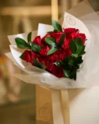 Vista alternativa do Buquê de 12 Rosas Vermelhas - Allure Boutique Goiânia