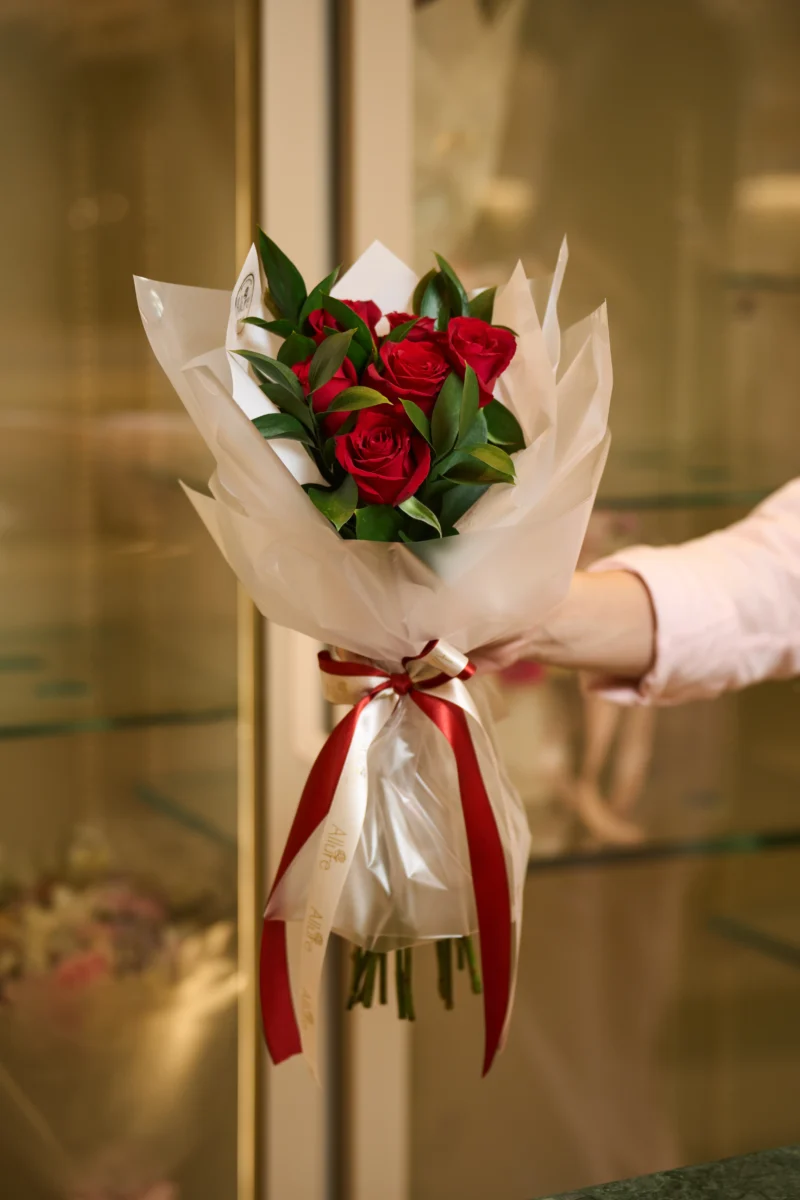 Buquê de 6 Rosas Vermelhas - Buquê com 6 rosas vermelhas selecionadas