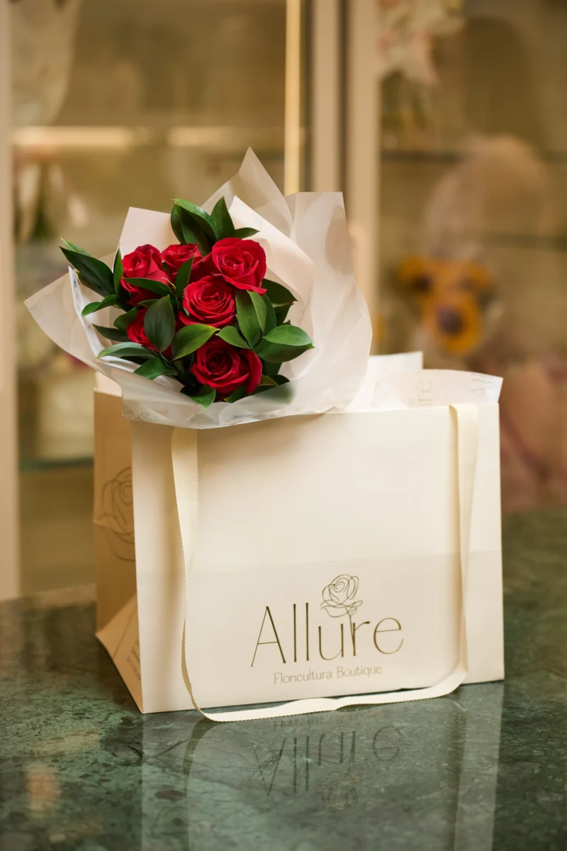 Detalhe do Buquê de 6 Rosas Vermelhas - Allure Floricultura Boutique