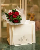 Detalhe do Buquê de 6 Rosas Vermelhas - Allure Floricultura Boutique
