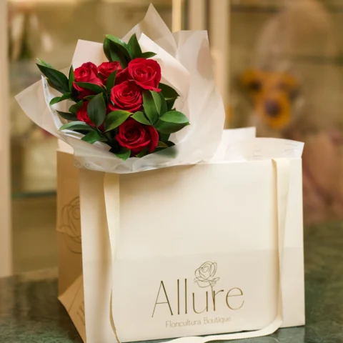 Buquê de 6 Rosas Vermelhas - Buquê com 6 rosas vermelhas selecionadas