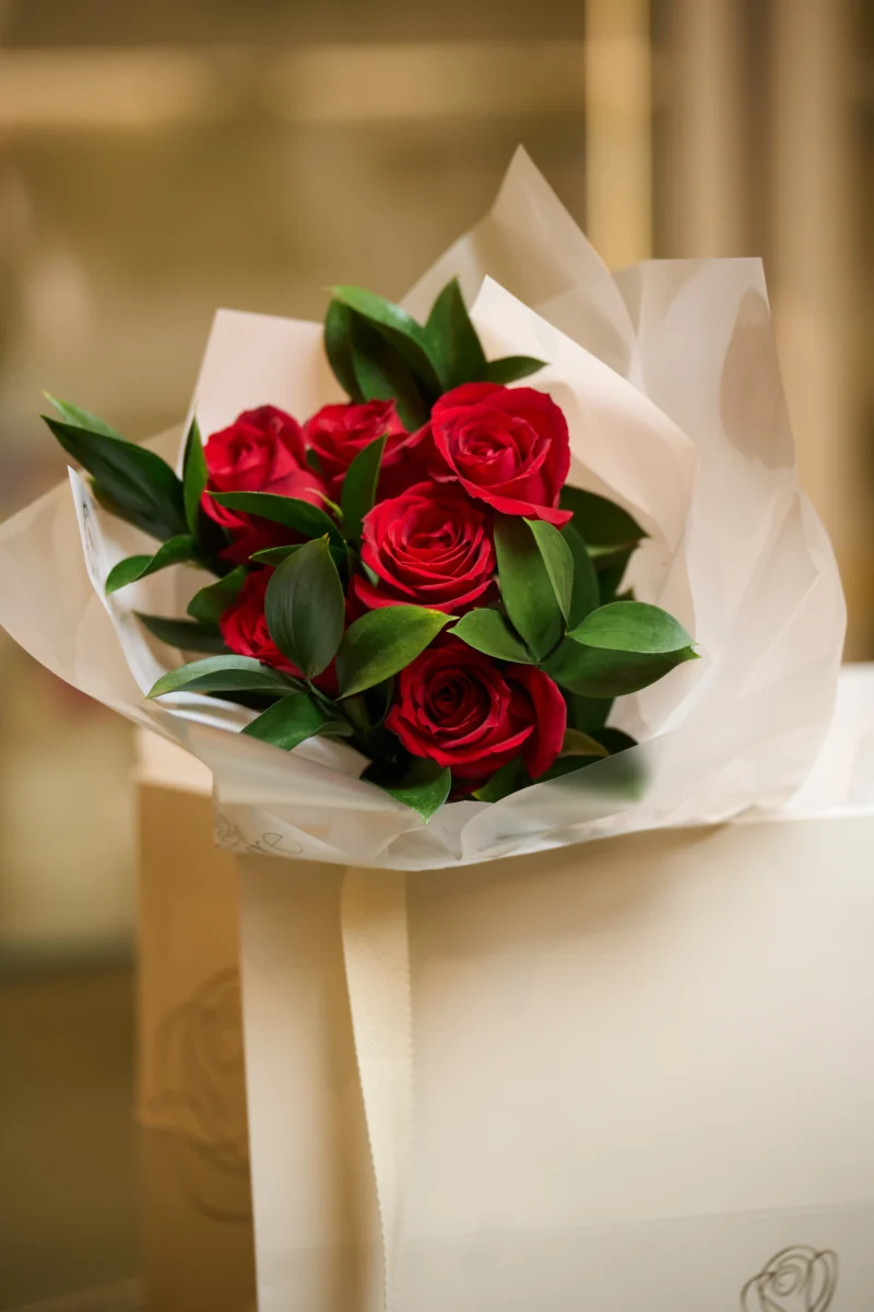 Vista alternativa do Buquê de 6 Rosas Vermelhas - Allure Boutique Goiânia