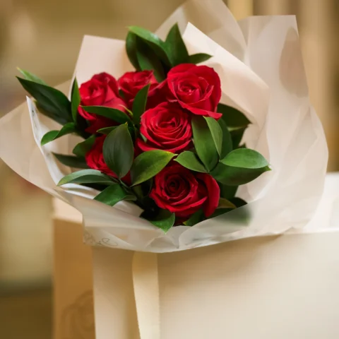 Vista alternativa do Buquê de 6 Rosas Vermelhas - Allure Boutique Goiânia