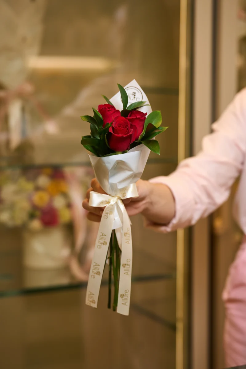 Buquê 3 Rosas Vermelhas - Buquê com 3 rosas vermelhas em papelaria exclusiva Allure, com pontos de ruscus ou eucalip