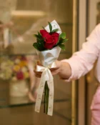Detalhe do Buquê 3 Rosas Vermelhas - Allure Floricultura Boutique