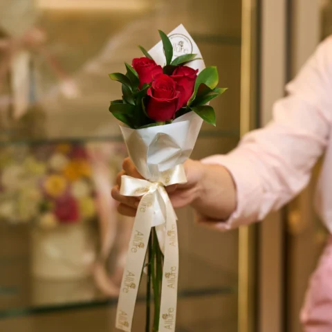 Buquê 3 Rosas Vermelhas - Buquê com 3 rosas vermelhas em papelaria exclusiva Allure, com pontos de ruscus ou eucalip