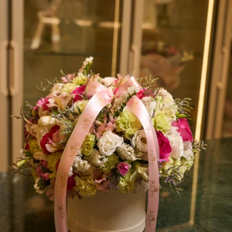 Flower Box Charme - Flower Box Charme: arranjo floral médio, ideal para quem busca sofisticação e beleza em um