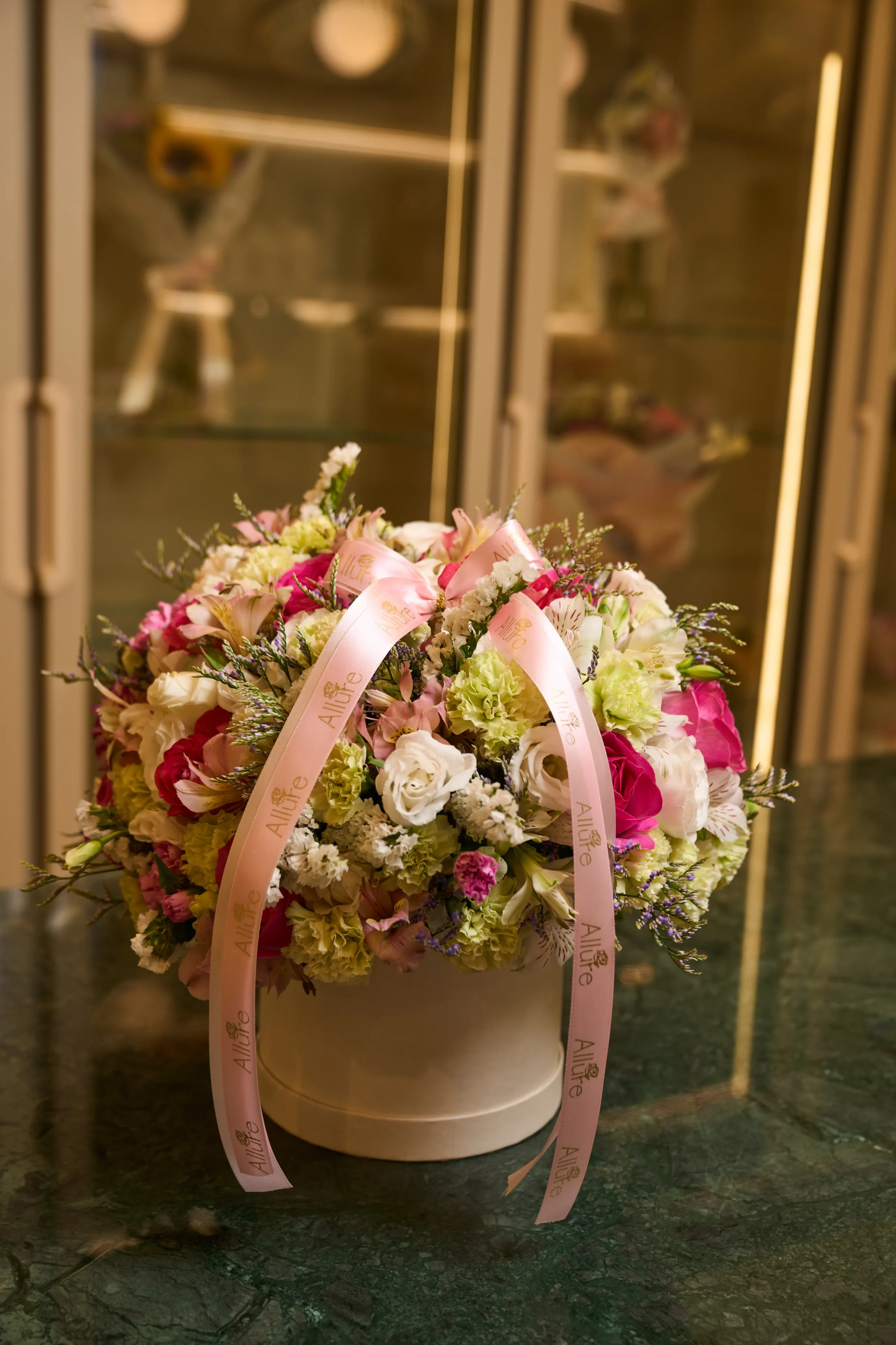 Flower Box Charme - Flower Box Charme: arranjo floral médio, ideal para quem busca sofisticação e beleza em um