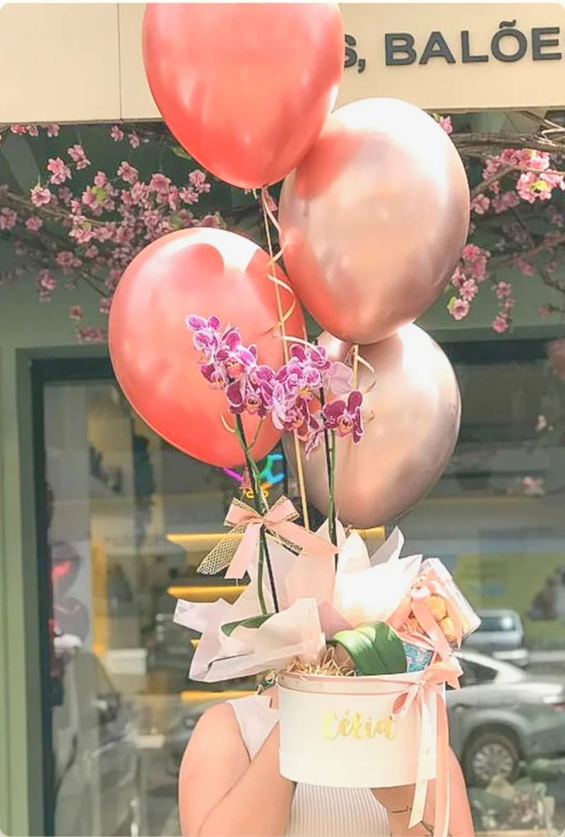 Orquídea Allure média em caixa cartonada grande com Biscoito Bardan Ferrero 12 un. e 4 balões
