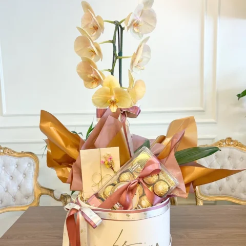 Orquídea grande em caixa cartonada média personalizada e Ferrero Rocher 12 un