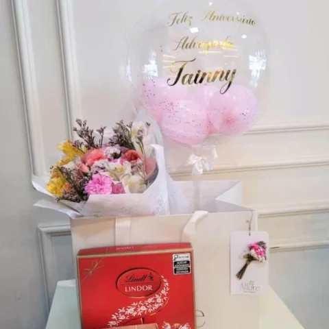 Ramalhete Allure com balão personalizado, Ferrero Rocher 8 un. e caixa Lindt 112g