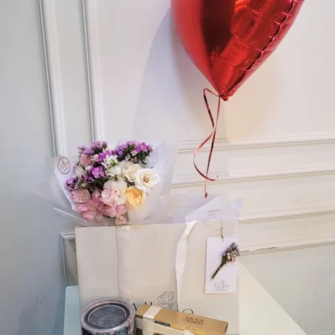 Ramalhete de flores com balão flutuando Biscoito Bardan e Ferrero Rocher 8 un