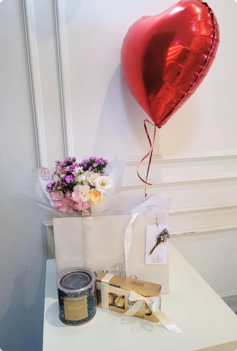 Ramalhete de flores com balão flutuando Biscoito Bardan e Ferrero Rocher 8 un