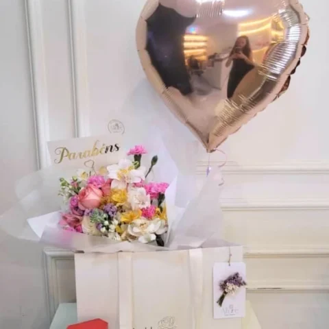 Ramalhete de flores com chocolate Lindt 75g e balão flutuando