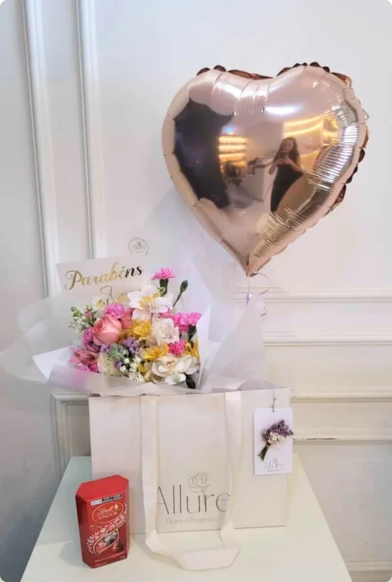 Ramalhete de flores com chocolate Lindt 75g e balão flutuando