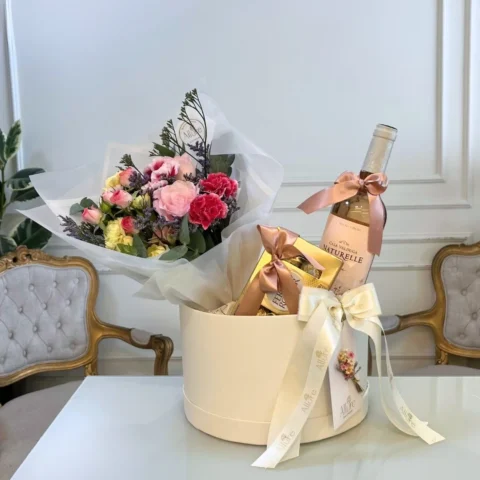 Ramalhete de flores com vinho Naturelle e Ferrero Rocher 8 un. em caixa personalizada grande