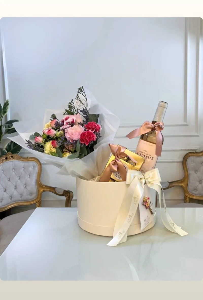 Ramalhete de flores com vinho Naturelle e Ferrero Rocher 8 un. em caixa personalizada grande