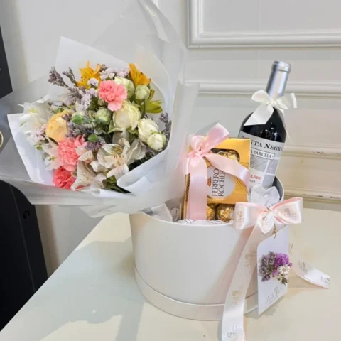 Ramalhete de flores com vinho Punta Negra e Ferrero Rocher 8 un. em caixa personalizada grande