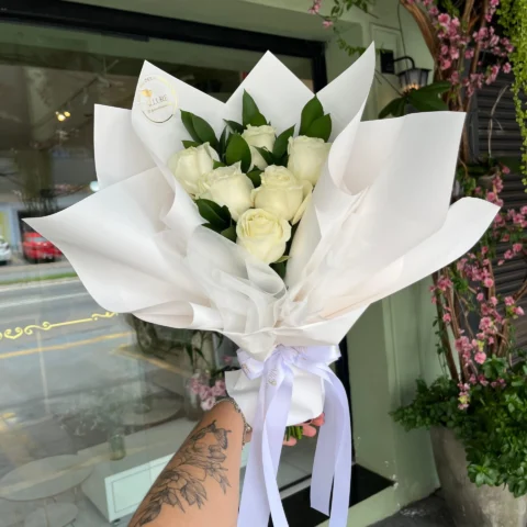 Buquê de 6 Rosas Coloridas - Buquê com 6 rosas coloridas em papelaria exclusiva Allure, com pontos de ruscus ou eucalip