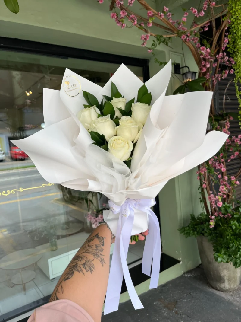 Buquê de 6 Rosas Coloridas - Buquê com 6 rosas coloridas em papelaria exclusiva Allure, com pontos de ruscus ou eucalip