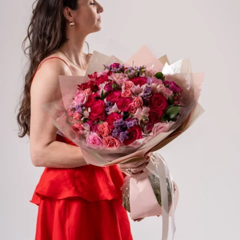 Buquê Intense - Buquê Intense extra grande com 40 rosas e flores do dia
