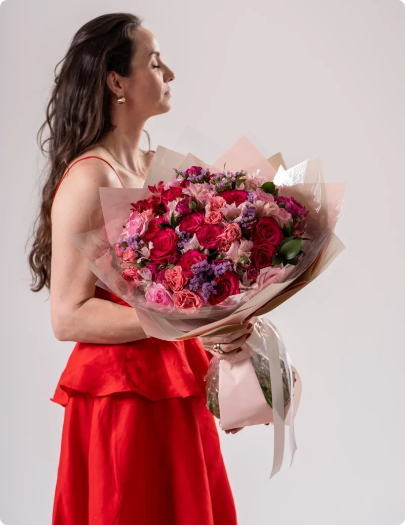 Buquê Intense - Buquê Intense extra grande com 40 rosas e flores do dia