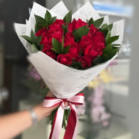 Buquê 20 Rosas Vermelhas Allure - Buquê com 20 rosas vermelhas em versão autoral Allure, com acabamento diferenciado e desig