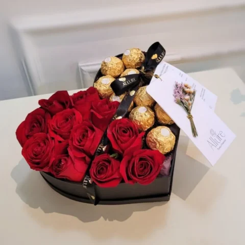 Caixa coração pequena com rosas e bombons - Caixa coração cartonada pequena com 12 bombons Ferrero Rocher e rosas vermelhas