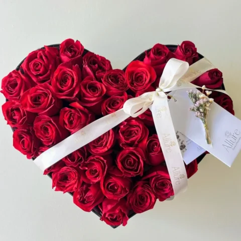 Caixa coração grande com rosas - Caixa cartonada em formato de coração grande com rosas vermelhas