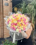 Vista alternativa do Buquê 200 rosas coloridas - Allure Boutique Goiânia