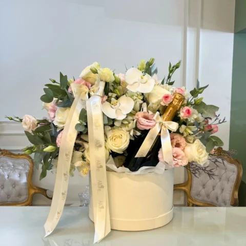Arranjo floral em caixa grande com espumante Chandon