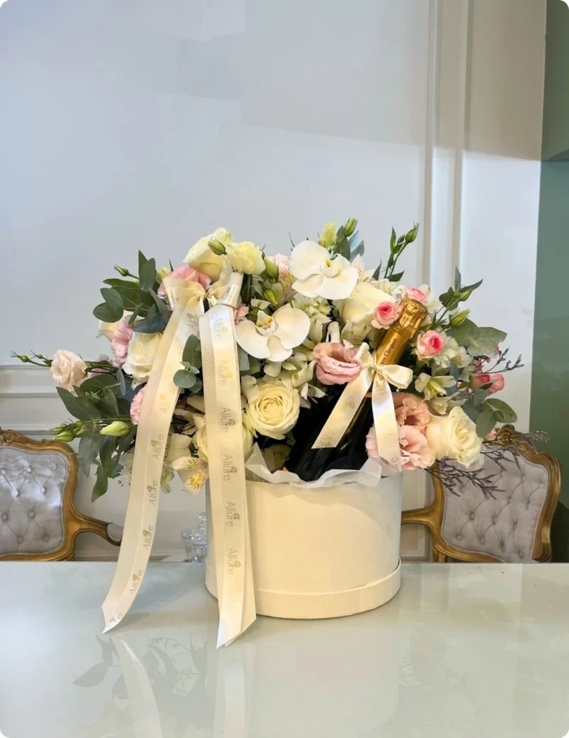 Arranjo floral em caixa grande com espumante Chandon
